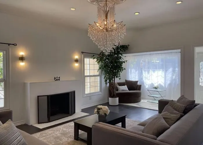 3 Bedroom Beverly Hills House